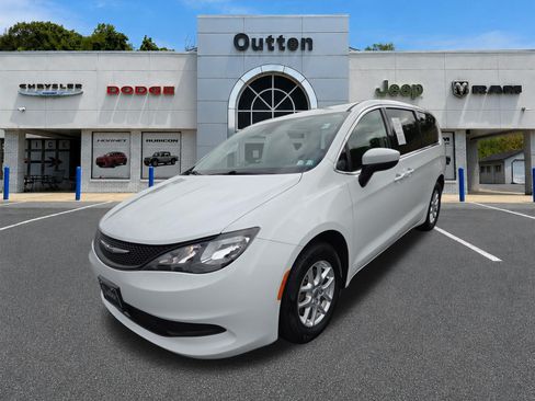 Certified 2022 Chrysler Voyager LX FWD image 8