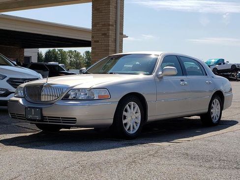 Used 2010 Lincoln Town Car Signature Limited image 1
