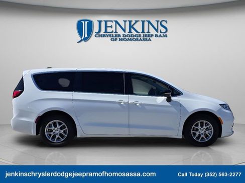 Used 2024 Chrysler Pacifica Touring-L image 9