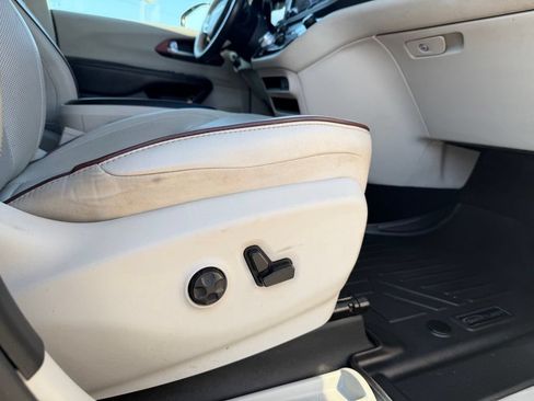 Used 2020 Chrysler Pacifica Limited FWD image 35