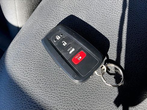 Used 2020 Toyota Camry LE image 12