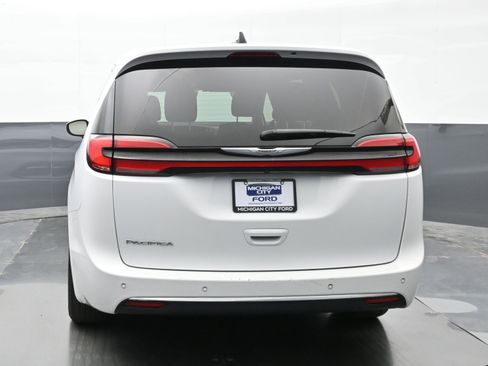 Used 2023 Chrysler Pacifica Touring image 2
