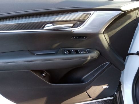 Used 2023 Cadillac XT6 Sport w/ Technology Package image 9