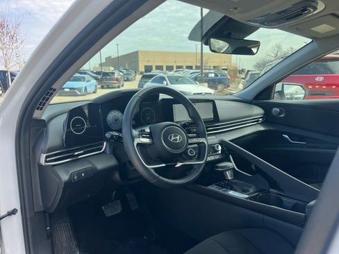 Certified 2025 Hyundai Elantra SEL image 22