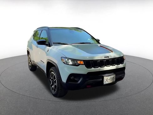 Used 2025 Jeep Compass Trailhawk AWD/4WD image 3