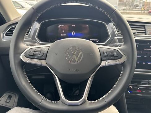 Used 2024 Volkswagen Tiguan SE w/ Panoramic Sunroof Package image 18