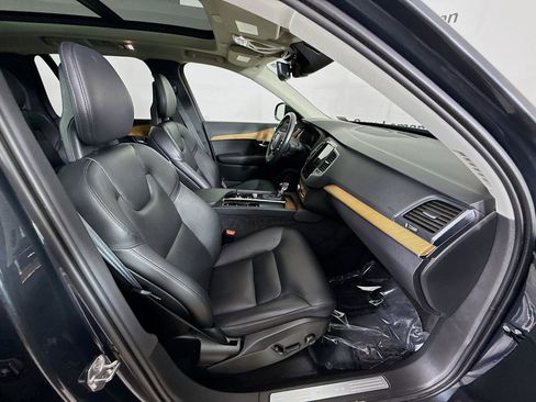 Used 2021 Volvo XC90 T6 Momentum image 30