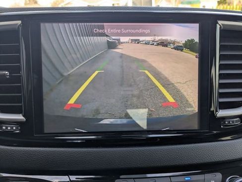 Used 2023 Chrysler Pacifica Touring-L image 23