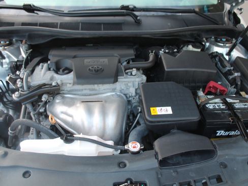 Used 2017 Toyota Camry SE w/ Moonroof Package FWD image 19