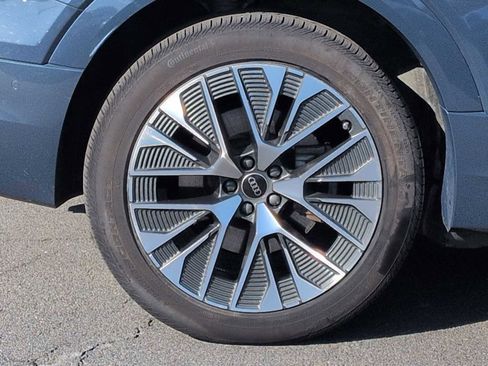 Used 2024 Audi Q8 e-tron Prestige image 14