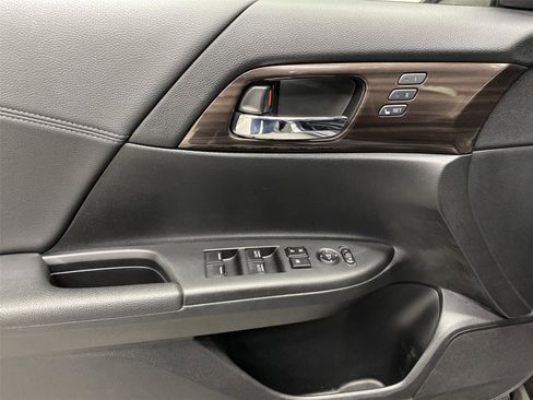 Used 2017 Honda Accord Touring image 19
