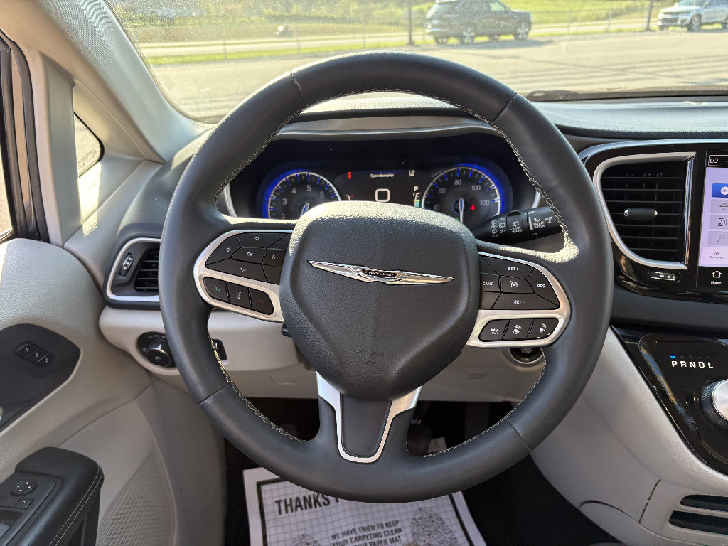 Used 2023 Chrysler Pacifica Touring-L FWD image 25