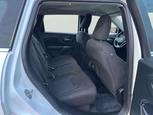 Used 2019 Jeep Cherokee Latitude w/ Cold Weather Group image 12