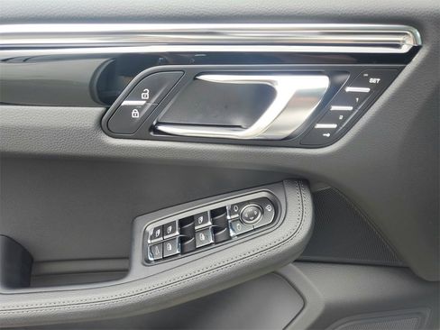 Used 2025 Porsche Macan image 7