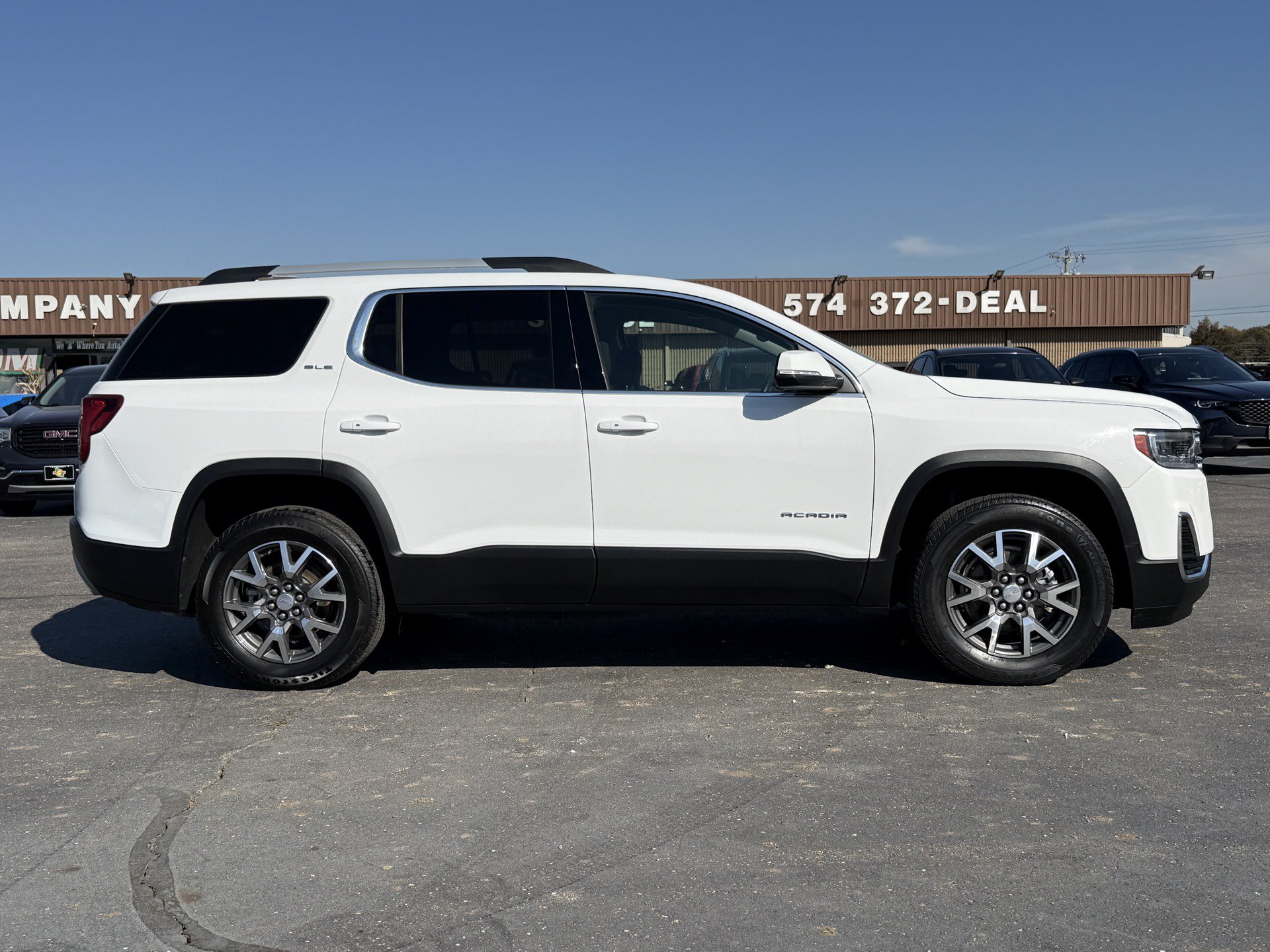 Used 2023 GMC Acadia SLE w/ Driver Convenience Package FWD image 9