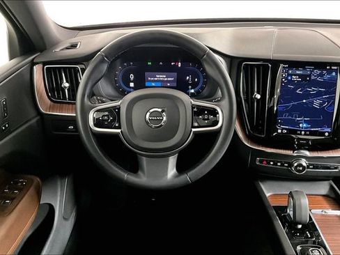 Used 2023 Volvo XC60 B5 Plus image 5