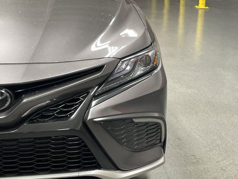 Used 2022 Toyota Camry XSE FWD image 5