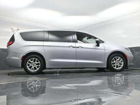 Used 2023 Chrysler Pacifica Touring-L FWD image 54