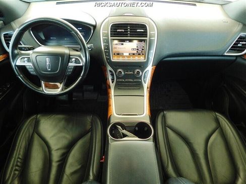 Used 2019 Lincoln Nautilus Select image 11