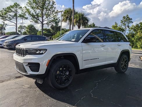 New 2025 Jeep Grand Cherokee Altitude image 6
