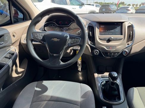 Used 2017 Chevrolet Cruze LT image 12