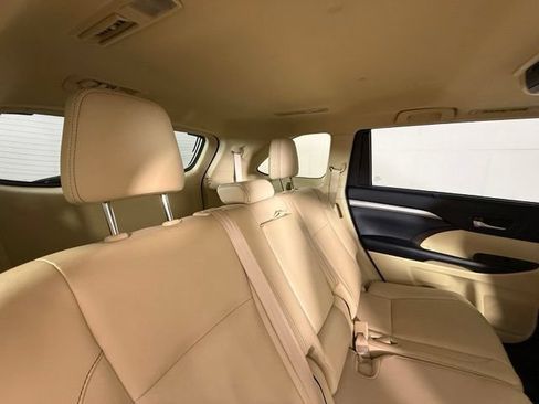 Used 2014 Toyota Highlander XLE FWD image 26