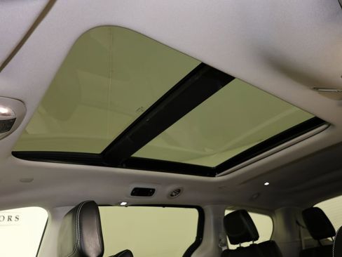 Used 2024 Chrysler Pacifica Touring-L AWD/4WD image 13