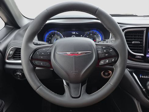 Used 2025 Chrysler Pacifica Limited FWD image 9