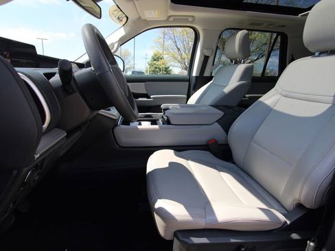 Used 2025 Ford Expedition Active image 6