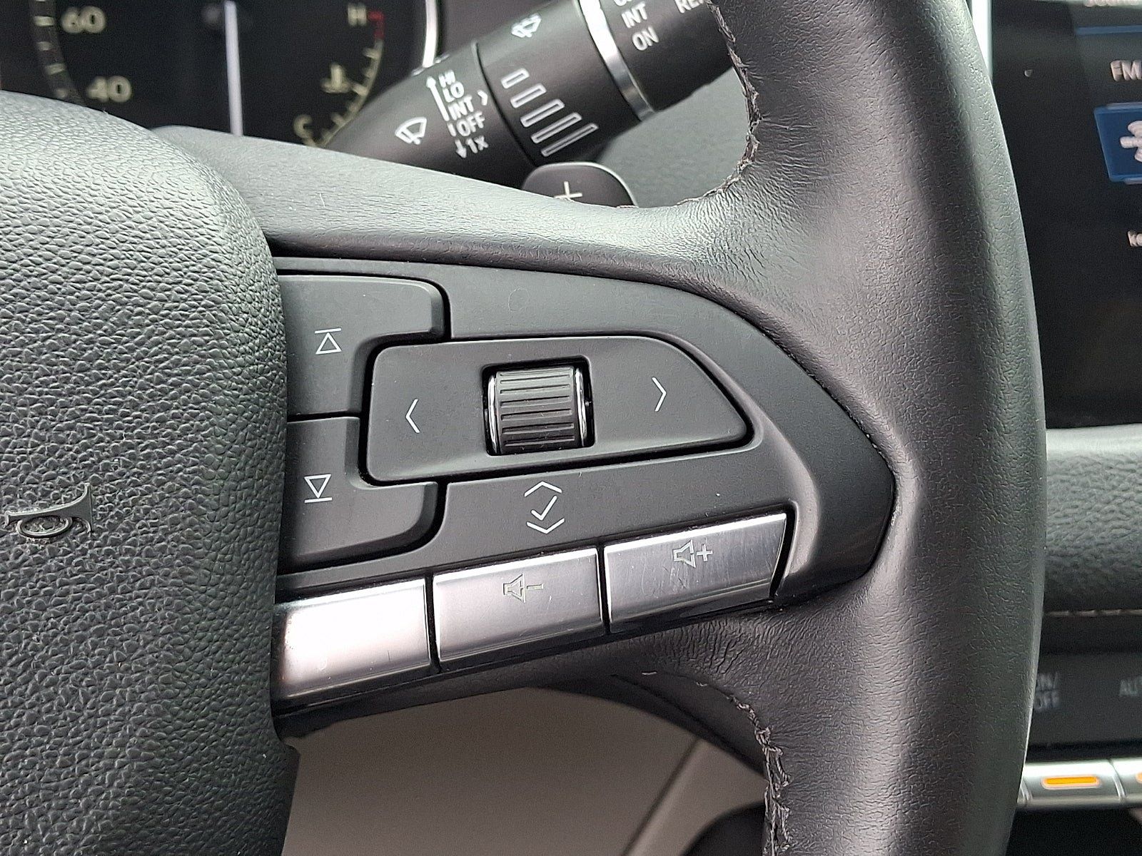 Used 2021 Cadillac XT4 Luxury w/ Cold Weather Package FWD image 22