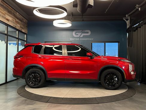 Used 2022 Mitsubishi Outlander ES image 2