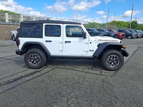 Used 2025 Jeep Wrangler Unlimited Rubicon w/ Convenience Group AWD/4WD image 5