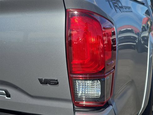 Used 2022 Toyota Tacoma TRD Sport image 5