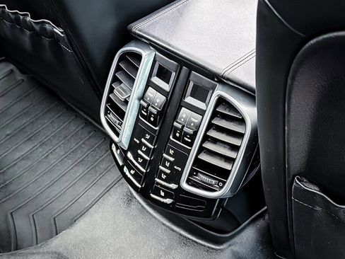 Used 2013 Porsche Cayenne Turbo image 27