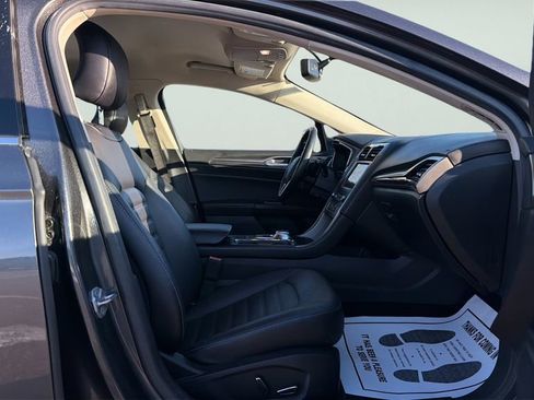 Used 2017 Ford Fusion SE w/ Fusion SE Technology Package image 10