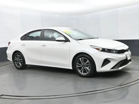 Used 2023 Kia Forte LXS FWD image 2