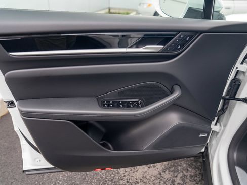 Certified 2025 Porsche Macan Electric image 10