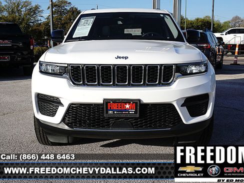 Used 2024 Jeep Grand Cherokee Laredo image 2