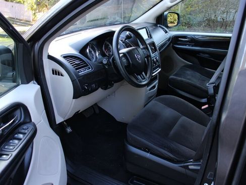 Used 2019 Dodge Grand Caravan SE image 5