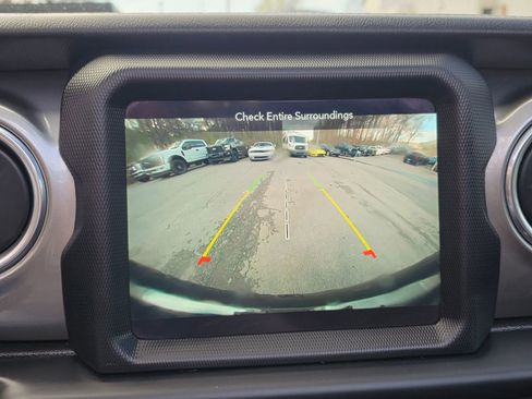 Used 2020 Jeep Wrangler Unlimited Sahara image 25