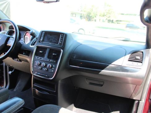 Used 2018 Dodge Grand Caravan SE FWD image 12