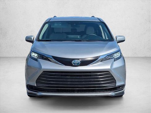 Used 2021 Toyota Sienna LE FWD image 2