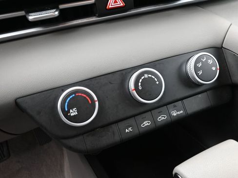 Certified 2025 Hyundai Elantra SE image 17