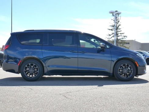 Used 2021 Chrysler Pacifica Touring-L w/ S Appearance Package FWD image 12