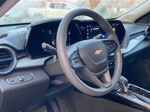 Used 2025 Chevrolet Trax LT image 7