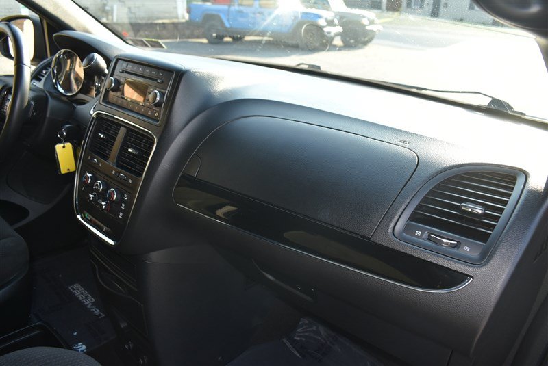 Used 2016 Dodge Grand Caravan SE FWD image 23