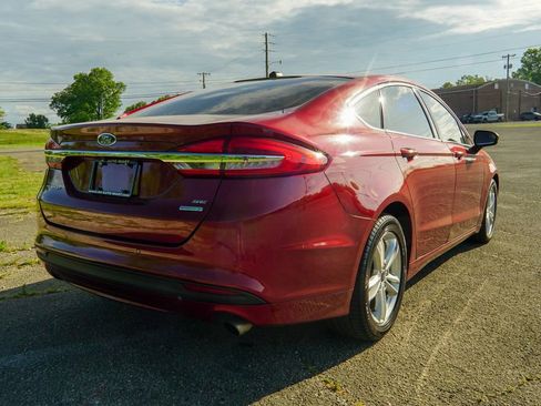 Used 2018 Ford Fusion SE w/ Fusion SE Technology Package FWD image 3