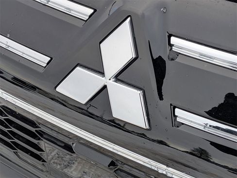 New 2026 Mitsubishi Outlander LE image 9