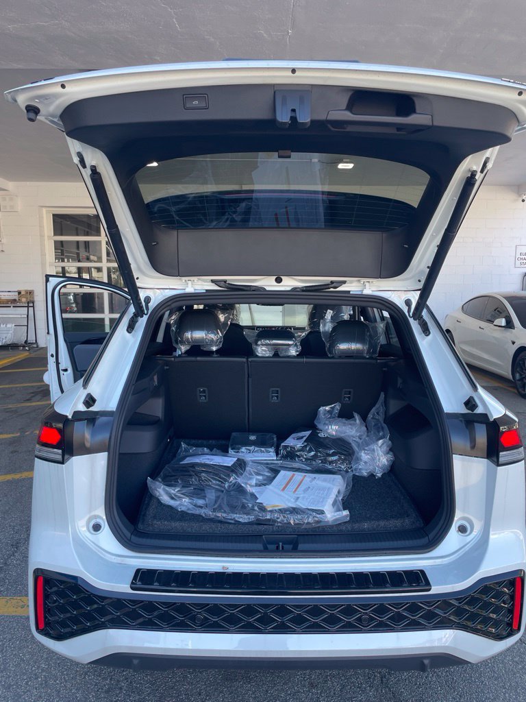 New 2026 Volkswagen Tiguan SE R-Line AWD/4WD image 9