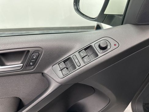 Used 2014 Volkswagen Tiguan S image 12